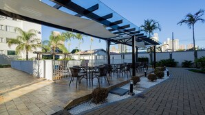 Outdoor dining - Apt With Ocean View in Cond With Pool Ori1001 (Picarras)