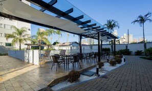Outdoor dining - Apt With Ocean View in Cond With Pool Ori1001 (Picarras)