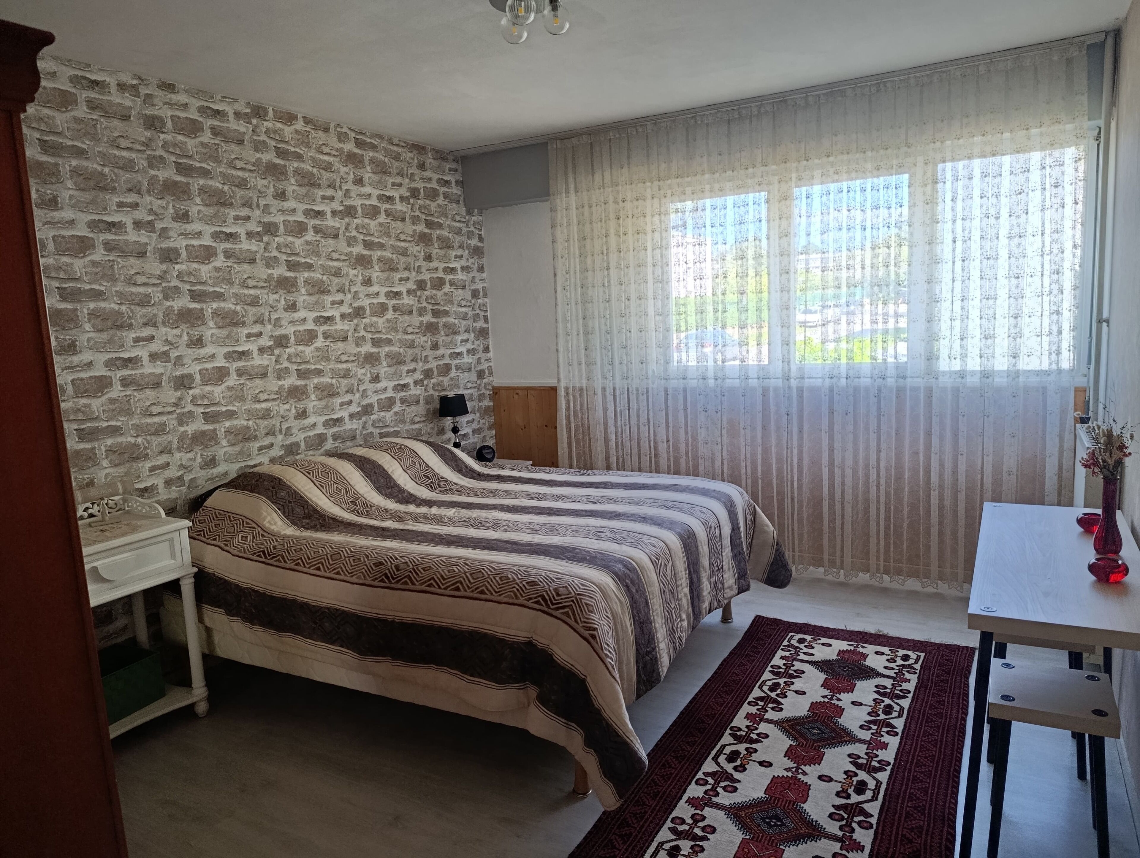 3 bedrooms, iron/ironing board, WiFi, bed sheets