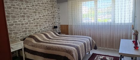 3 chambres, fer et planche à repasser, Wi-Fi, draps fournis