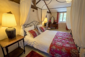 4 bedrooms, iron/ironing board, WiFi, bed sheets - Cottage 'Gîte L'écurie' with Shared Pool, Private Terrace and Wi-Fi (Saires)
