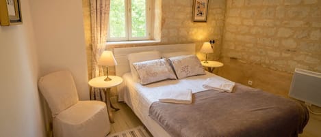 4 habitaciones, tabla de planchar con plancha, wifi y ropa de cama