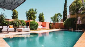 A swimming pool with a sunken seating area and a covered patio. - Riad Koutobia – Al Maaden Golf – Marrakech (Marrakech)