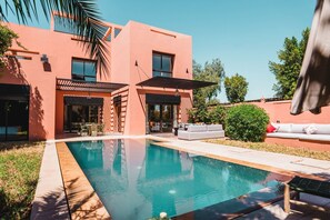 A modern two-story house with a swimming pool, outdoor seating, and a pergola. - Riad Koutobia – Al Maaden Golf – Marrakech (Marrakech)