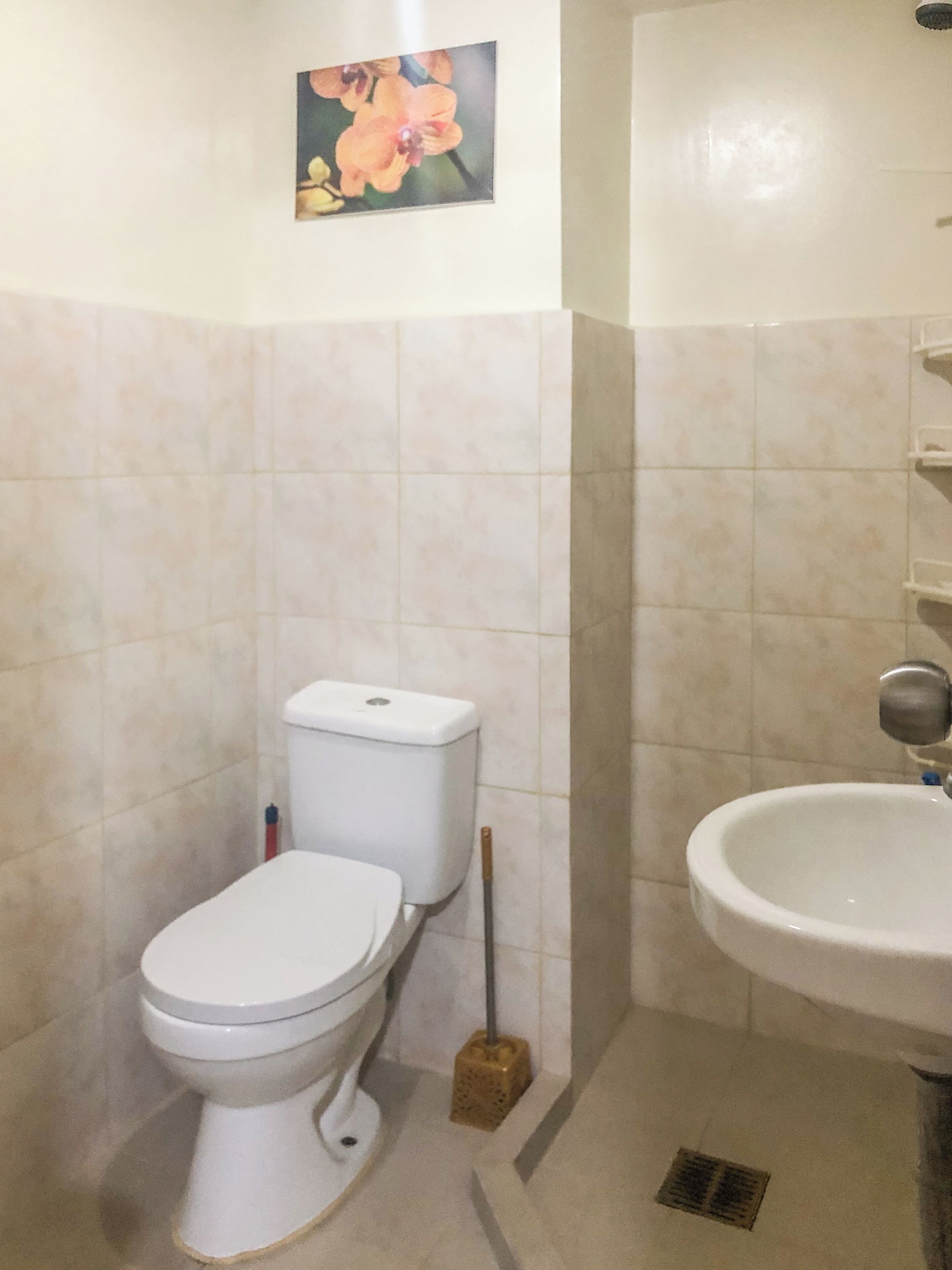 Un baño con inodoro, bidé y lavamanos.