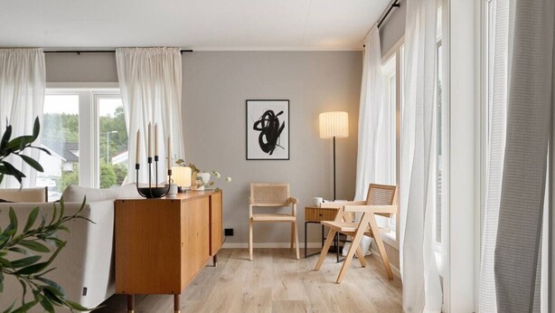 A room with a wooden desk, two chairs, a lamp, and a framed artwork on the wall. - Sydpol Designer Home Northern Lights View (Tromsø)