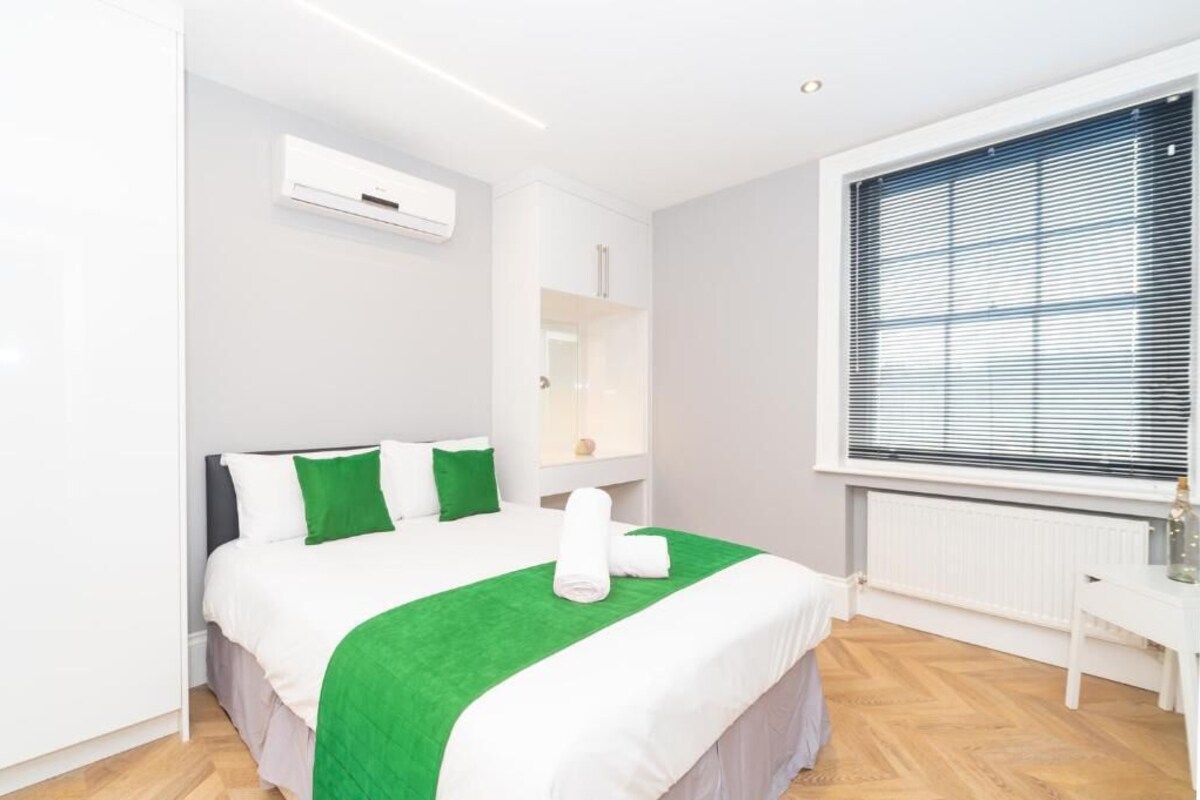 Apartamento luxo | Cortinas blackout, ferros/tábuas de passar roupa, Wi-Fi de cortesia