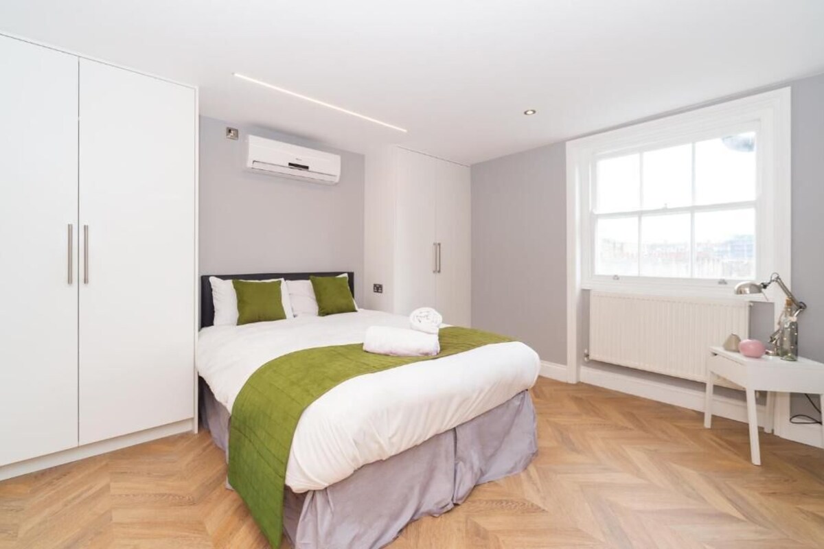 Apartamento luxo | Cortinas blackout, ferros/tábuas de passar roupa, Wi-Fi de cortesia