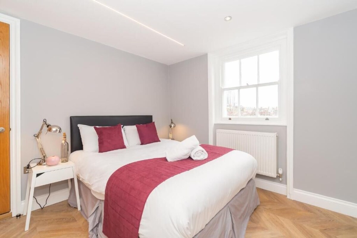 Apartamento luxo | Cortinas blackout, ferros/tábuas de passar roupa, Wi-Fi de cortesia