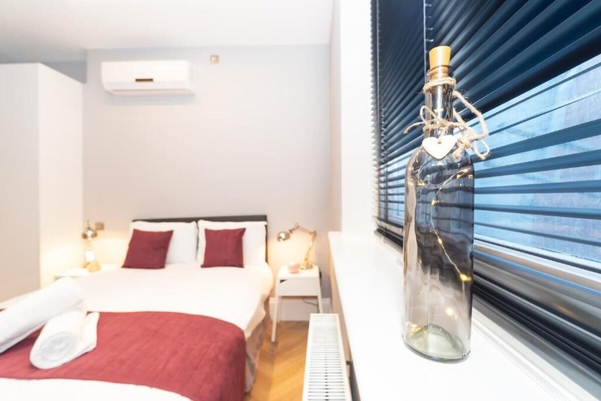 Apartamento luxo | Cortinas blackout, ferros/tábuas de passar roupa, Wi-Fi de cortesia