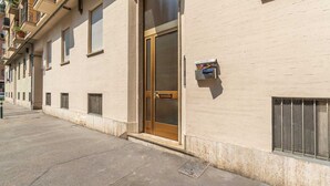 Um edifício com porta, janelas e uma abertura para correspondência.