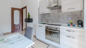 Uma cozinha moderna com forno embutido, micro-ondas e pia.