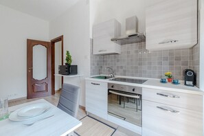 Eine moderne Küche mit Einbauofen, Mikrowelle und Spüle.