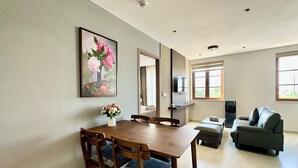 Familienapartment, 2 Schlafzimmer, Küche, Stadtblick | Speisen