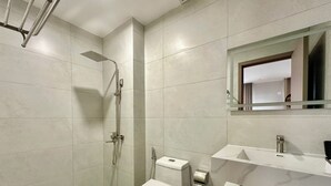 Familienapartment, 2 Schlafzimmer, Küche, Stadtblick | Badezimmer