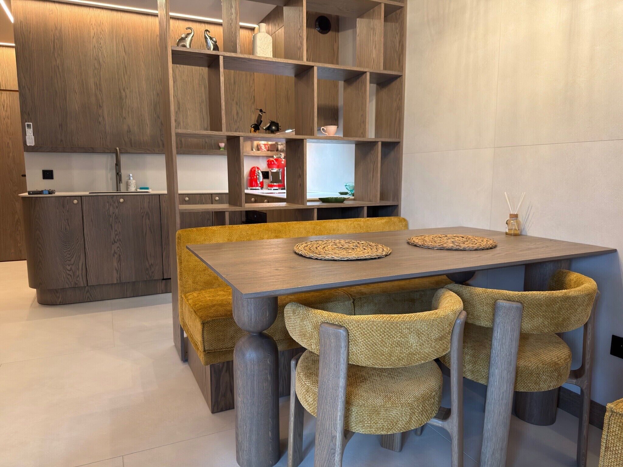Premium-Studiosuite, Balkon | Essbereich im Zimmer
