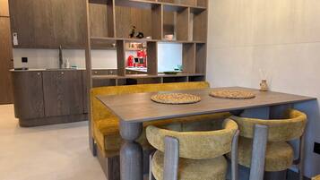 Premium-Studiosuite, Balkon | Essbereich im Zimmer