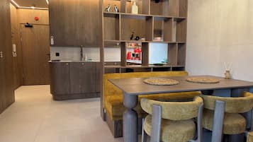 Premium Studio Suite, Balcony | Dining