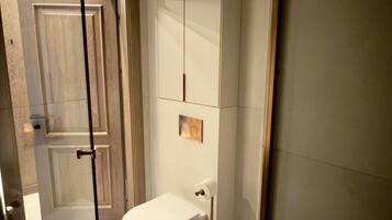Suite estudio Premium, balcón | Baño | Zapatillas