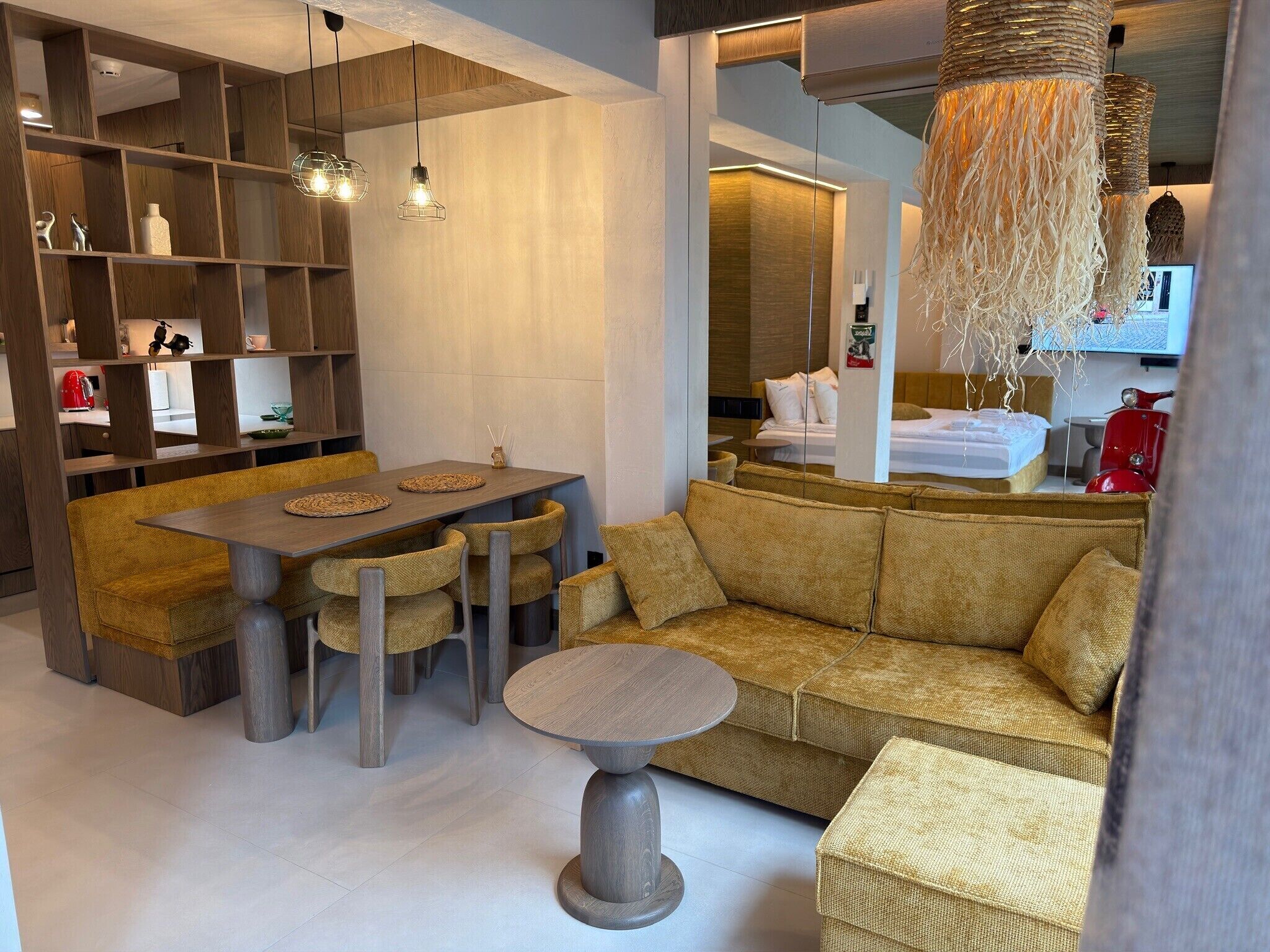 Un interior moderno con comedor, sofá y una mesa redonda.