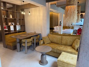 Un interior moderno con comedor, sofá y una mesa redonda.