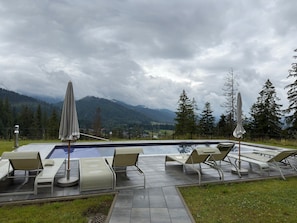 Piscine extérieure en saison