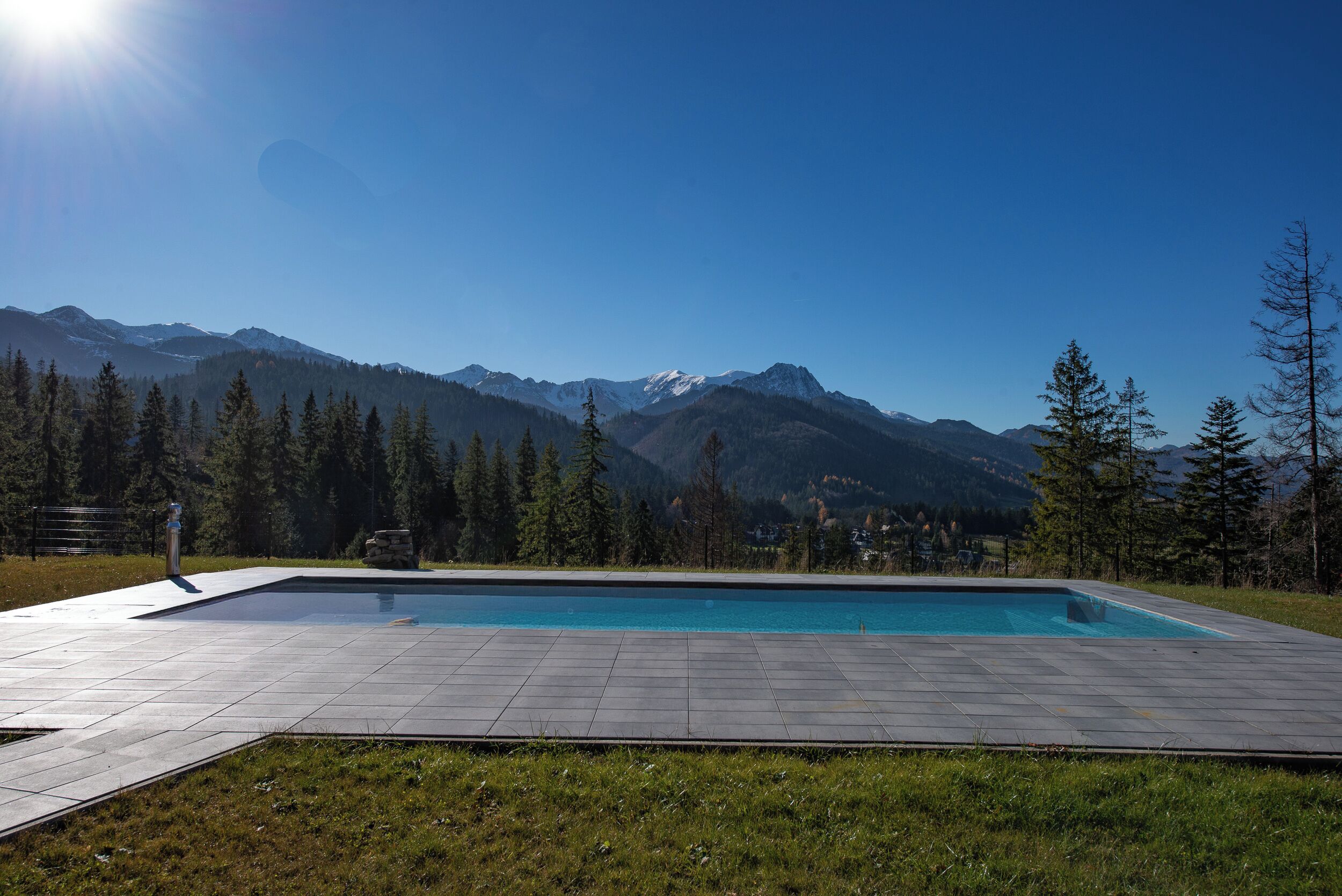 Una piscina al aire libre de temporada