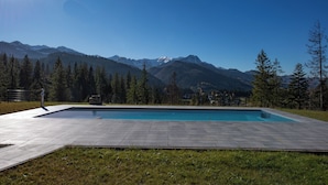 En swimmingpool med utsikt över snöklädda berg.