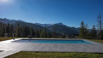 Una piscina al aire libre de temporada
