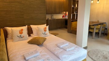 Suite estudio Premium, balcón | Cortinas opacas, tabla de planchar con plancha, wifi gratis