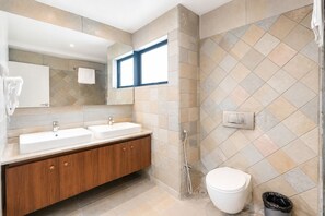 Executive Suite | Bathroom | Shower, free toiletries, hair dryer, towels - Viz Park Hotel-Business Hotel GIDC Anand (Anand)
