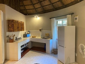 Refrigerador, microondas, parrilla de estufa y utensilios de cocina
