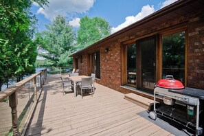Outdoor dining - Panoramic Views, Sunrise/Sunset, EV Charger Kayaks (Magnetawan)