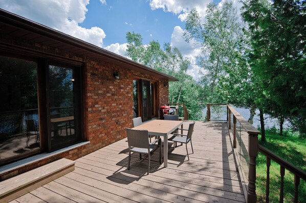 Outdoor dining - Panoramic Views, Sunrise/Sunset, EV Charger Kayaks (Magnetawan)