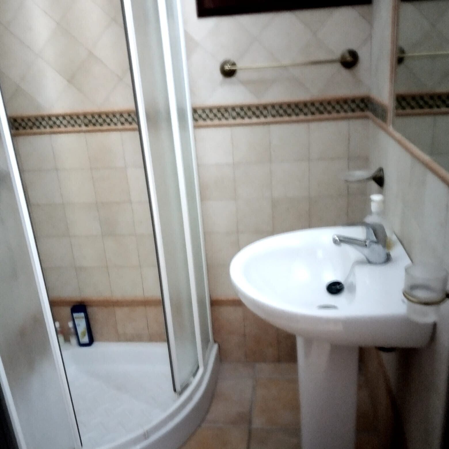 Een douche, handdoeken