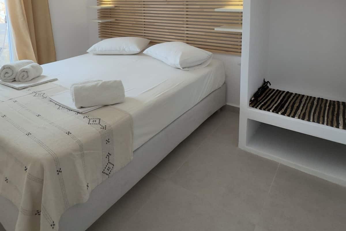 Habitación cuádruple Deluxe, patio, vista al jardín | Tabla de planchar con plancha y wifi gratis