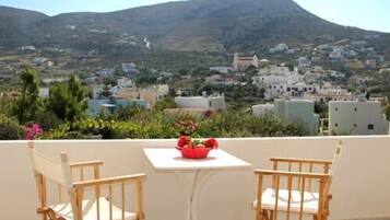 Dobbeltrom – classic, terrasse, byutsikt | Utendørsservering