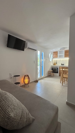 Deluxe Quadruple Room, Patio, Garden View | Living area
