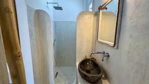 Deluxe Studio, Balcony, City View | Bathroom - Argo Studios (Kini)