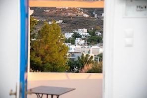 Deluxe Double Room, Balcony, Partial Sea View | Interior - Argo Studios (Kini)