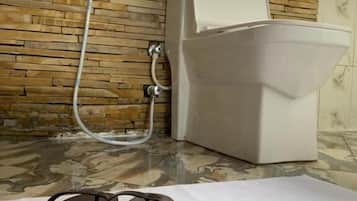 Apartamento, balcón, vistas al jardín | Baño | Zapatillas