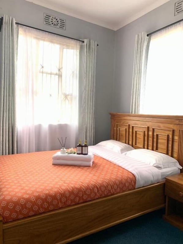 Departamento, balcón, vista al jardín | Tabla de planchar con plancha y wifi gratis 