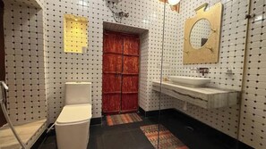 Shower, free toiletries, towels - Hotel Bhairon Vilas Bikaner (Bikaner)