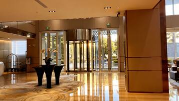 Classic Studio, Multiple Beds, Non Smoking, Kitchenette | Lobby