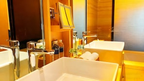 Superior Suite, 2 Bedrooms, Non Smoking, Kitchenette | Bathroom | Combined shower/bathtub, hair dryer, towels, shampoo - Shanghai Hills & Ease Residence nearNeCC (Shanghai)