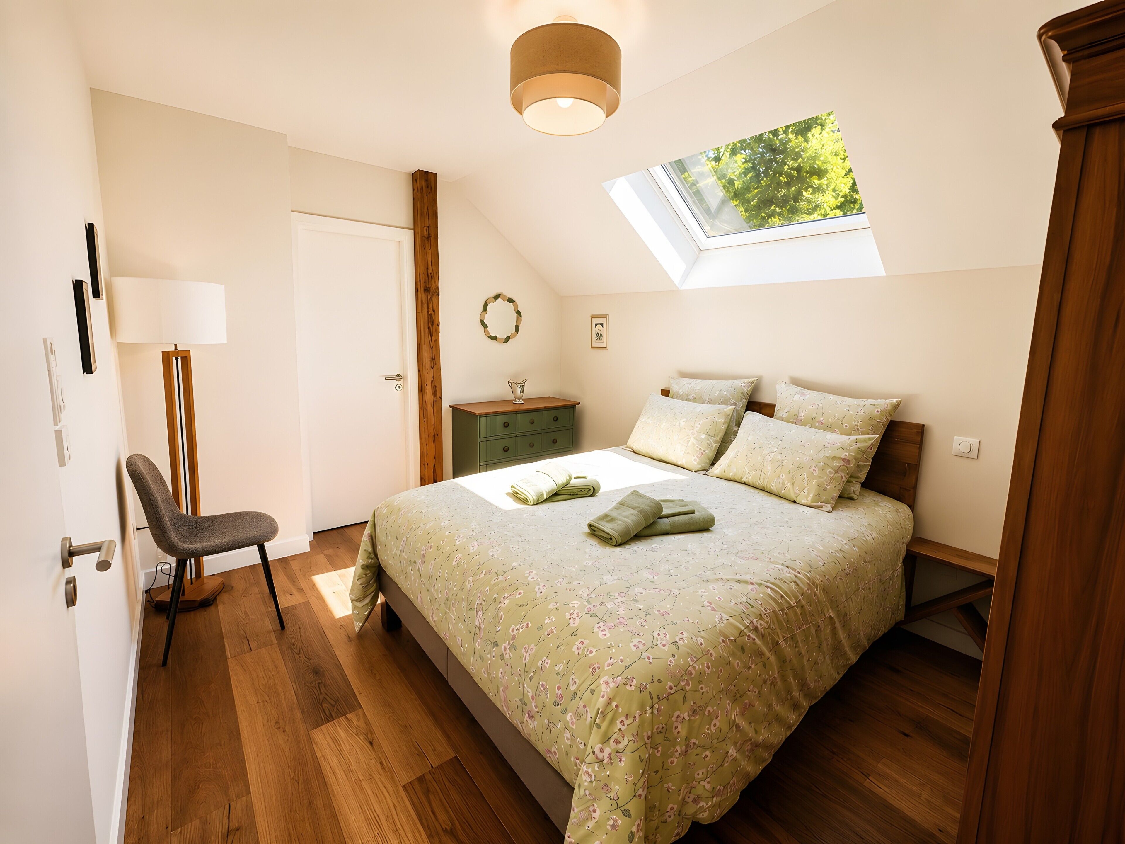 4 habitaciones, tabla de planchar con plancha, wifi y ropa de cama 