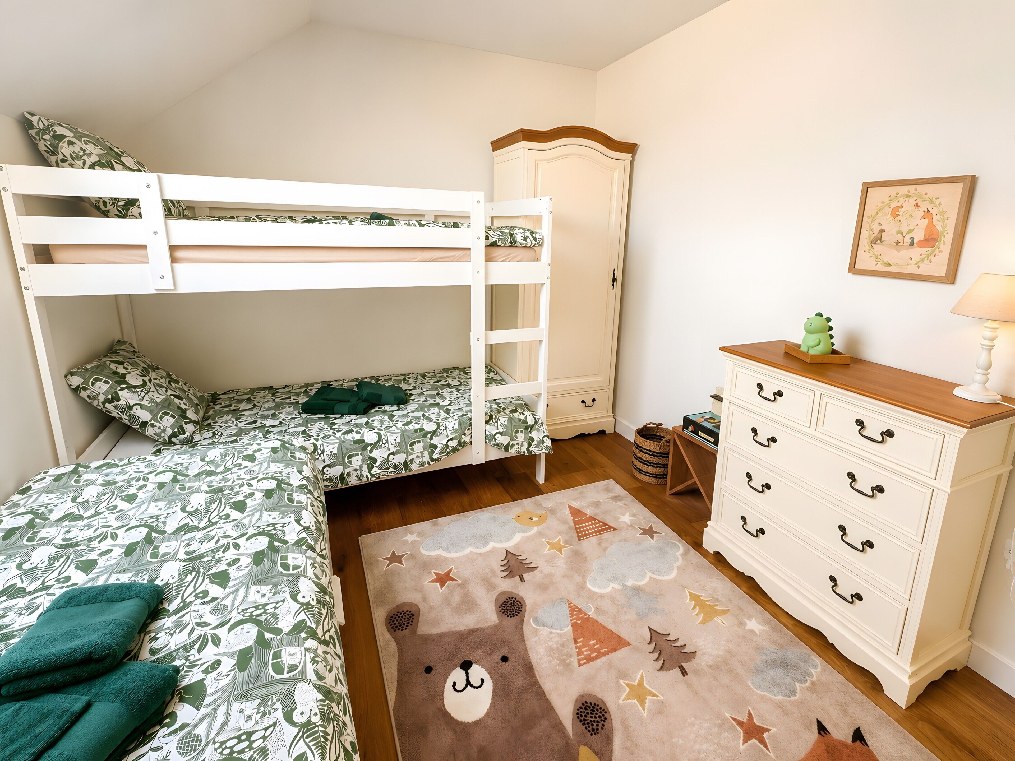 4 bedrooms, iron/ironing board, WiFi, bed sheets