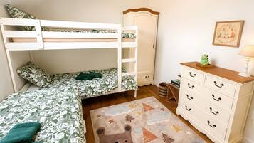 4 bedrooms, iron/ironing board, WiFi, bed sheets