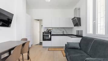 Departamento, 1 habitación | Área de sala de estar | Televisión de 30 pulgadas con canales vía satélite