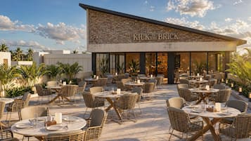 2 restaurants; breakfast, lunch and dinner served